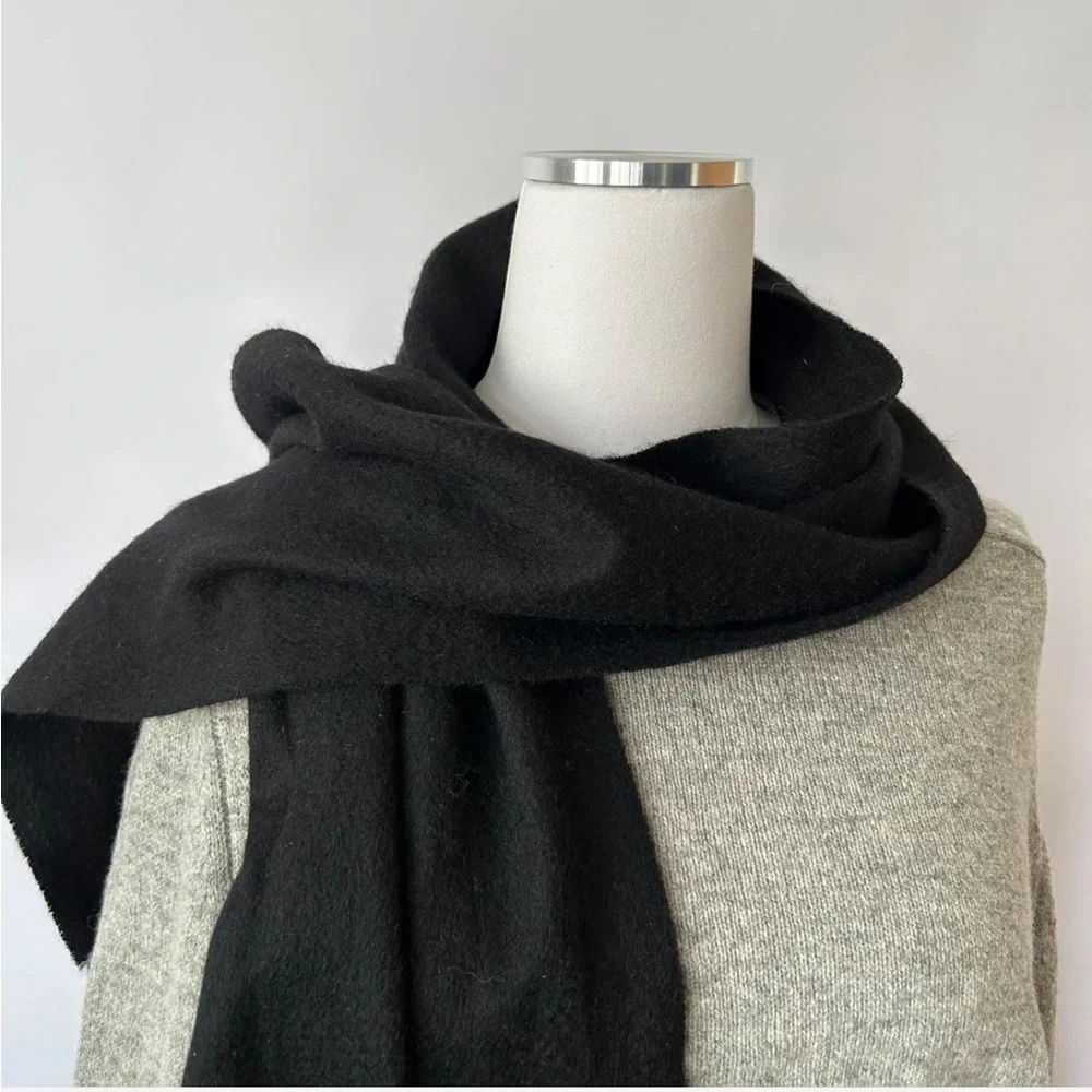 Black 100% cashmere scarf with fringe. - Picture 3 of 6